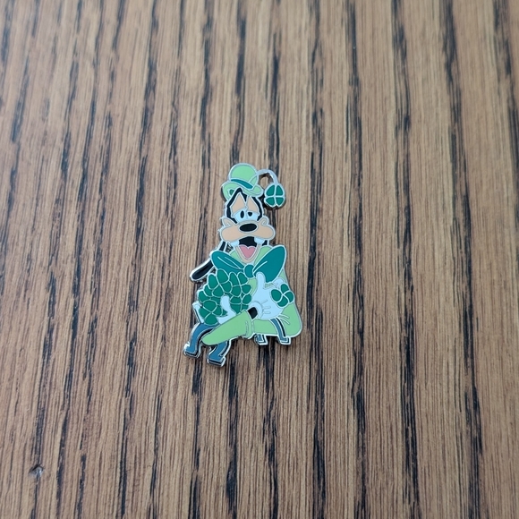 Disney Pin - Picture 1 of 3